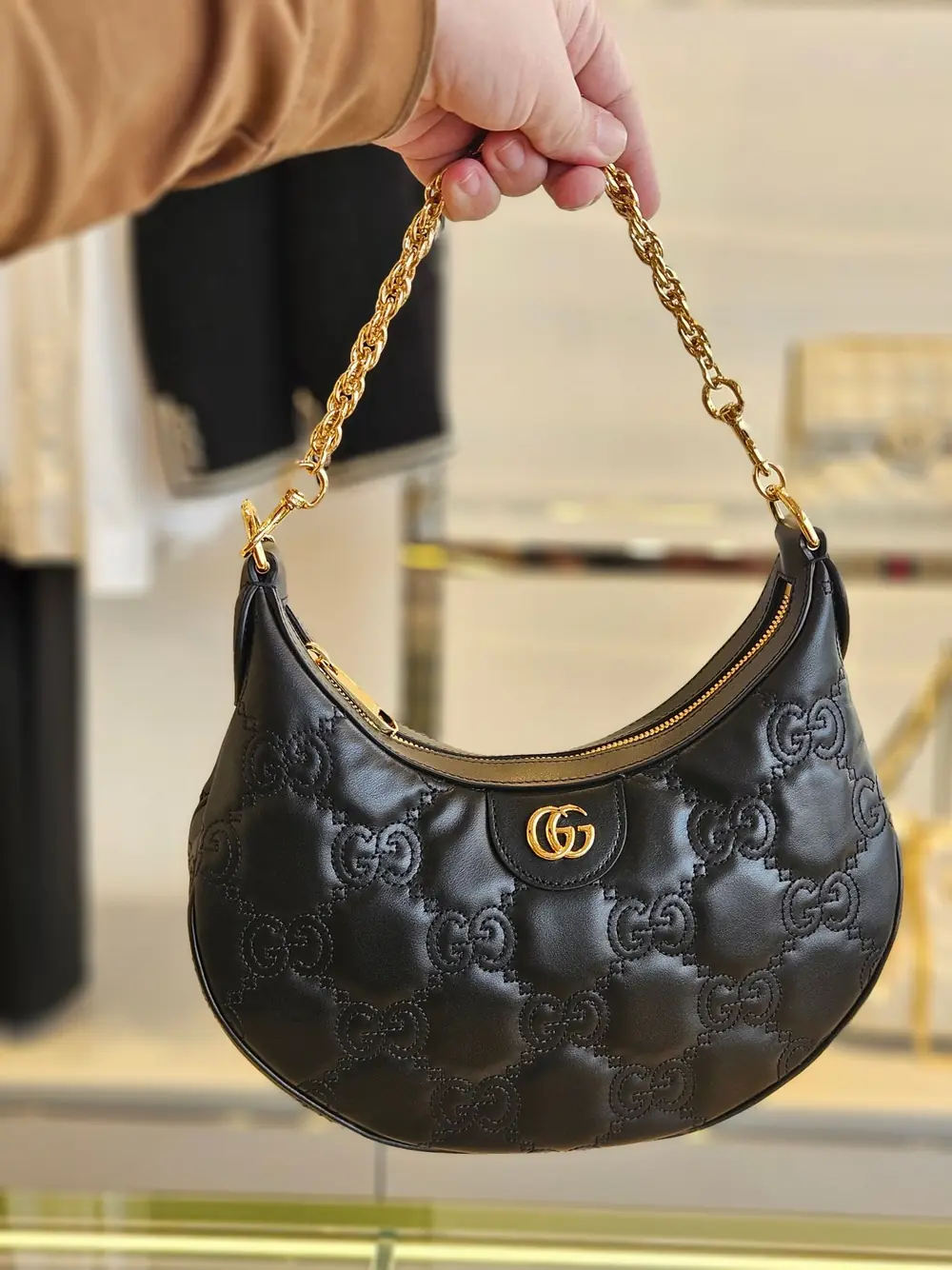 金色链条黑色皮革手袋
